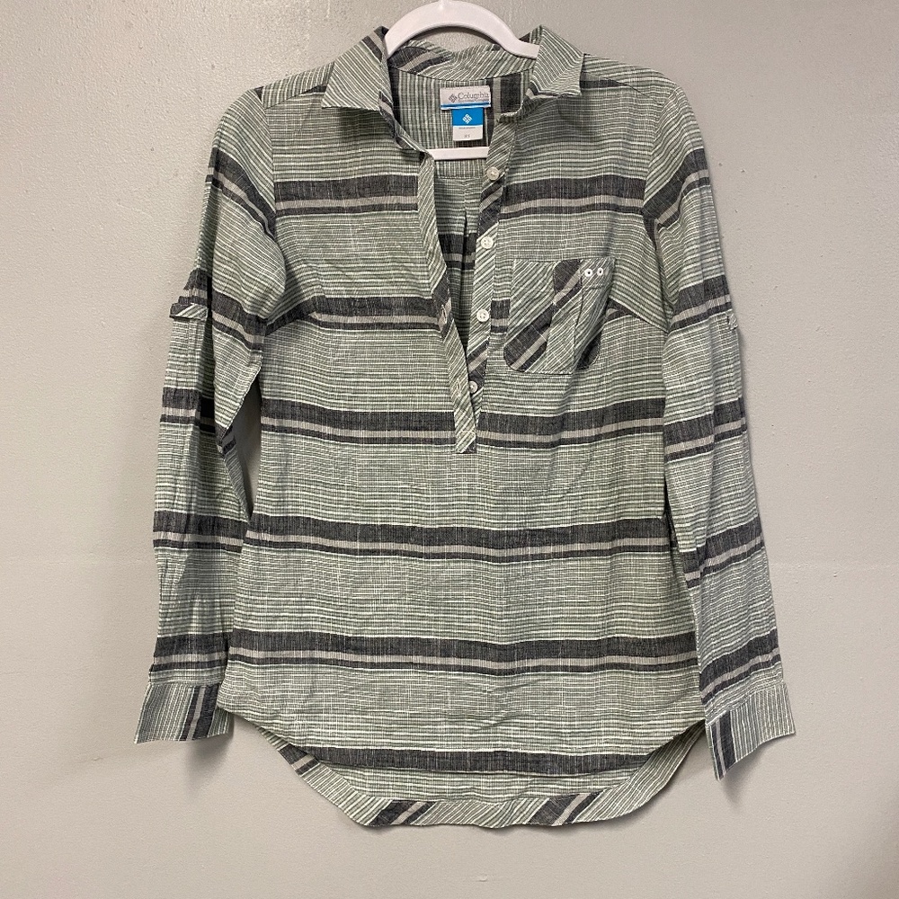 Columbia Women Half Button Long Sleeve Pleated Back Shirt Chest Pocket Size XS